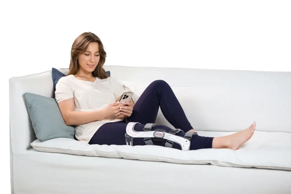 Frau mit Smartphone auf Sofa