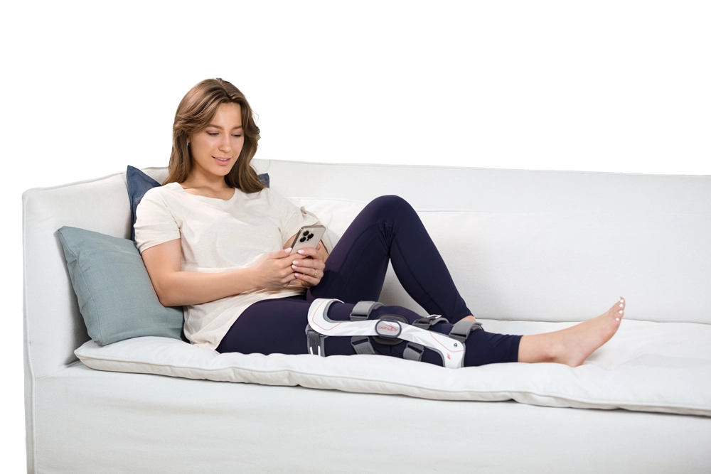 Frau mit Smartphone auf Sofa